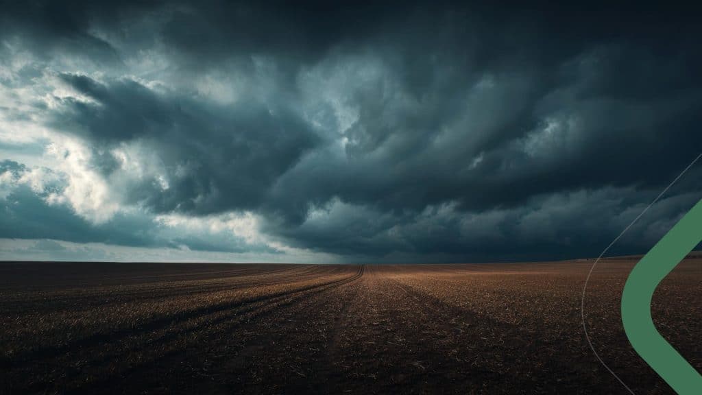 Céu carregado de tempestade sobre área agrícola, representando o risco de chuvas intensas causado pelo El Niño