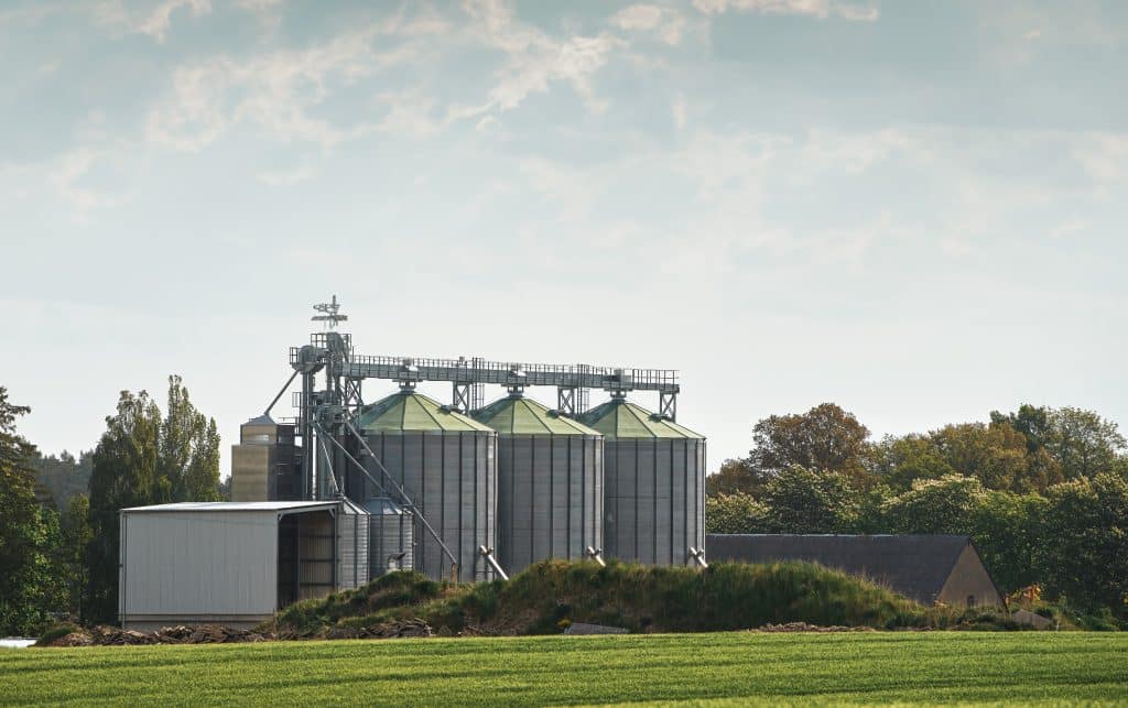 Unidade de beneficiamento de sementes com silos e galpão para tratamento de sementes industrial